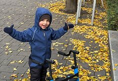 Su kitokiomis kojomis gimęs Nojus po operacijos ir reabilitacijos mokosi vaik&scaron;čioti savaranki&scaron;kai