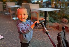 Su kitokiomis kojomis gimęs Nojus po operacijos ir reabilitacijos mokosi vaik&scaron;čioti savaranki&scaron;kai