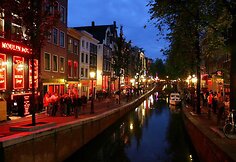 Amsterdamas yra miestas, šviečiantis raudonai