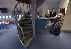 Jumbo svečių namų administracijos stalas