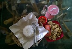 Maistas vietiniame restorane &bdquo;Rumah makan&ldquo;