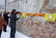 Akcijos dalyviai kabina įspėjamuosius ženklus