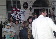 Londone surengta lietuvių protesto akcija Kedžiams palaikyti