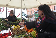 Jurga Jurkevičienė vakarienei reikalingus produktus perka vietos turgelyje
