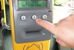 Paspaudus skaičių 2 keleiviai pasiruo&scaron; aktyvuoti savo bilieto kortelę
