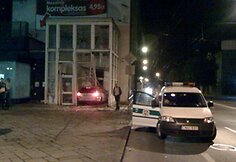 Į pastatą įlėkė automobilis
