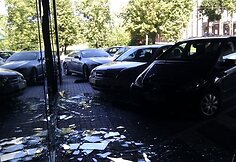 Pirmadienio avarija: Kaune į pastato stiklinį fasadą įvažiavo moters vairuojamas automobilis.