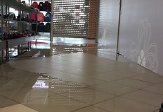 Prekybos centre &bdquo;Saulėtekis&ldquo; patalpas po kiekvienos liūties užlieja