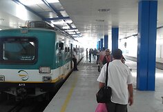 Žaislinį primenantis traukinukas, vežantis į Kartaginą