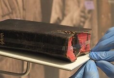 Biblija, kurioje įstrigęs bombos šrapnelis
