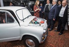  Jugoslaviškas automobilis &bdquo;Zastava&ldquo; su atostogoms reikiamais daiktais