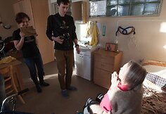 Portretai i&scaron; karto buvo įteikti modeliams t.y. seneliams