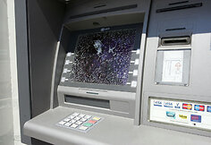 Vandalų nuniokotas bankomatas P.Lukšio gatvėje