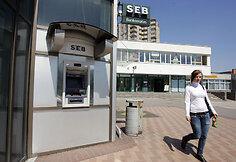 Vandalų nuniokotas bankomatas P.Lukšio gatvėje