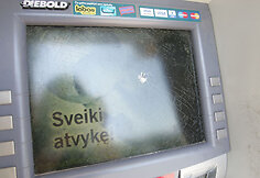 Vandalų nuniokotas bankomatas P.Lukšio gatvėje