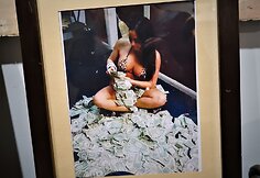 Merginoms būdavo mokama už tai, kad jos atskirtų 1,2 ir 5 dolerių banknotus, kuriuos jie skirdavo varg&scaron;ams