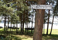 Lietuvi&scaron;kas užra&scaron;as skelbia, kad čia negalima &scaron;iuk&scaron;linti ir kad už tai gresia bauda. Tačiau klajokliai lietuvių kalbos nemoka.