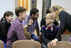 Kaune parodyto forumo teatro &bdquo;4ROOMS&ldquo; spektaklio-diskusijos &bdquo;Ką rei&scaron;kia būti musulmonu Lietuvoje?&ldquo; akimirka