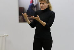 Kaune parodyto forumo teatro &bdquo;4ROOMS&ldquo; spektaklio-diskusijos &bdquo;Ką rei&scaron;kia būti musulmonu Lietuvoje?&ldquo; akimirka