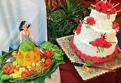 Vestuvinis tortas ir &bdquo;Barbė&ldquo; ant padėklo &ndash; &scaron;ventinio stalo puo&scaron;menos