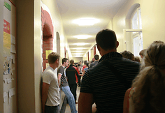 Penktadienį Klaipėdos universitete - jaunuolių sujudimas.