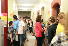 Penktadienį Klaipėdos universitete - jaunuolių sujudimas.