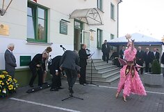 Svečių tradicija: mėtyti saldainius, kad juos pagavus lydėtų sėkmė. 2010 m. rugsėjo 24 d.