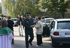 Kunigui talkino ir pareigūnai, dalindami informacinius lankstinukus, kuriuose išvardinti ir dešimt Dievo įsakymų vairuotojams. 2010 m. rugsėjo 26 d.