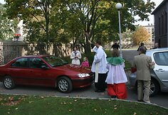 Dekanas kunigas V.Viktoravičius šventina automobilius. 2010 m. rugsėjo 26 d.