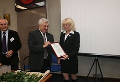 Apdovanojimą &scaron;vietimiečiams atsiėmė &Scaron;vietimo skyriaus vedėja L.Prižgintienė. 2010 m. spalio 11 d.