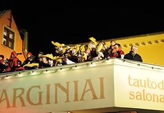 Per eglutės įžiebimo ceremoniją skambėjo kalėdinės melodijos, grojo LCC Tarptautinio universiteto varpelių ansamblis, pasirodė fakyrų grupė &bdquo;Viduramžių pasiuntiniai&ldquo;. 2010 m. gruodžio 4 d.
