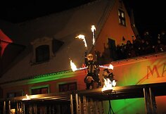 Per eglutės įžiebimo ceremoniją skambėjo kalėdinės melodijos, grojo LCC Tarptautinio universiteto varpelių ansamblis, pasirodė fakyrų grupė &bdquo;Viduramžių pasiuntiniai&ldquo;. 2010 m. gruodžio 4 d.