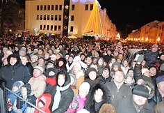 Į Teatro aik&scaron;tę susirinko gausybė žmonių. 2010 m. gruodžio 4 d.