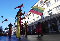 &Scaron;ventėje dalyvavo ir kojūkai, kurie žmonėms dalijo trispalves. 2011 m. kovo 11 d.