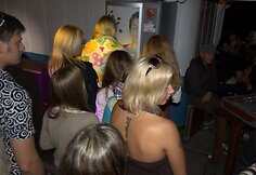 Žmonės šildėsi karštais gėrimais iš aparato.