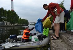 Valtimis ir laivas buvo parplukdomi maišai šiukšlių.