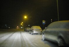 Eismo sąlygos Žemaitijoje labai sudėtingas - vietomis nematyti horizontalaus kelio žymėjimo.
