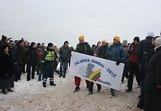 Sveikuoliai į pajūrį atbėgo nuo Palangos Senosios gimnazijos.