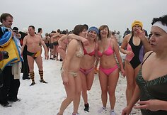 Po maudynių ruoniai neskubėjo suptis į šiltus rūbus.