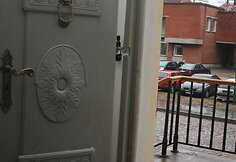 Nuvalę ąžuolines duris restauratoriai rado dekoro detales.