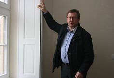 Bendrovės „Pamario restauratorius“ direktorius Aldas Kliukas rodo autentiškas langines.