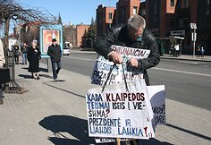 Virgilijus Partaukas į piketą atsine&scaron;ė daugiau plakatų, nei reikėjo. 