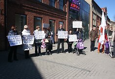 Praėjusį kartą pastabų i&scaron; pareigūnų sulaukę piketuotojai pasitraukė nuo teismo pastato.