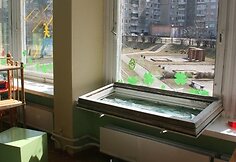 Vaikai žaidė &scaron;alia lango, kai nutiko nelaimė.