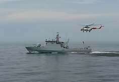 Karinių jūrų pajėgų patrulinio laivo "P11" darbas su paie&scaron;kos ir gelbėjimo sraigtasparniu.