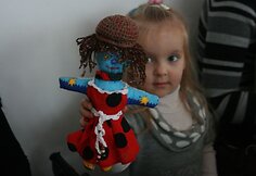 Klaipėdietei Gabijai mama etnomokyklėlėje pasiuvo unikalią skudurinukę.