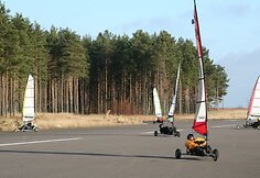 Vėjaratininkai tradici&scaron;kai varžosi Nidos aerodrome.