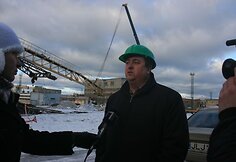 Valstybinės darbo inspekcijos Klaipėdos skyriaus darbo inspektorius Edmundas Gustainis teigė, kad mirtimi pasibaigęs incidentas kilo dėl darbo saugo pažeidimų.