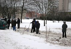 Paryžiaus komunos gatvėje žmonės talką pradėjo dar dešimtą ryto.