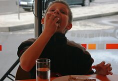 Vaikai per tris minutes turėjo suvalgyti kuo daugiau blynų. 